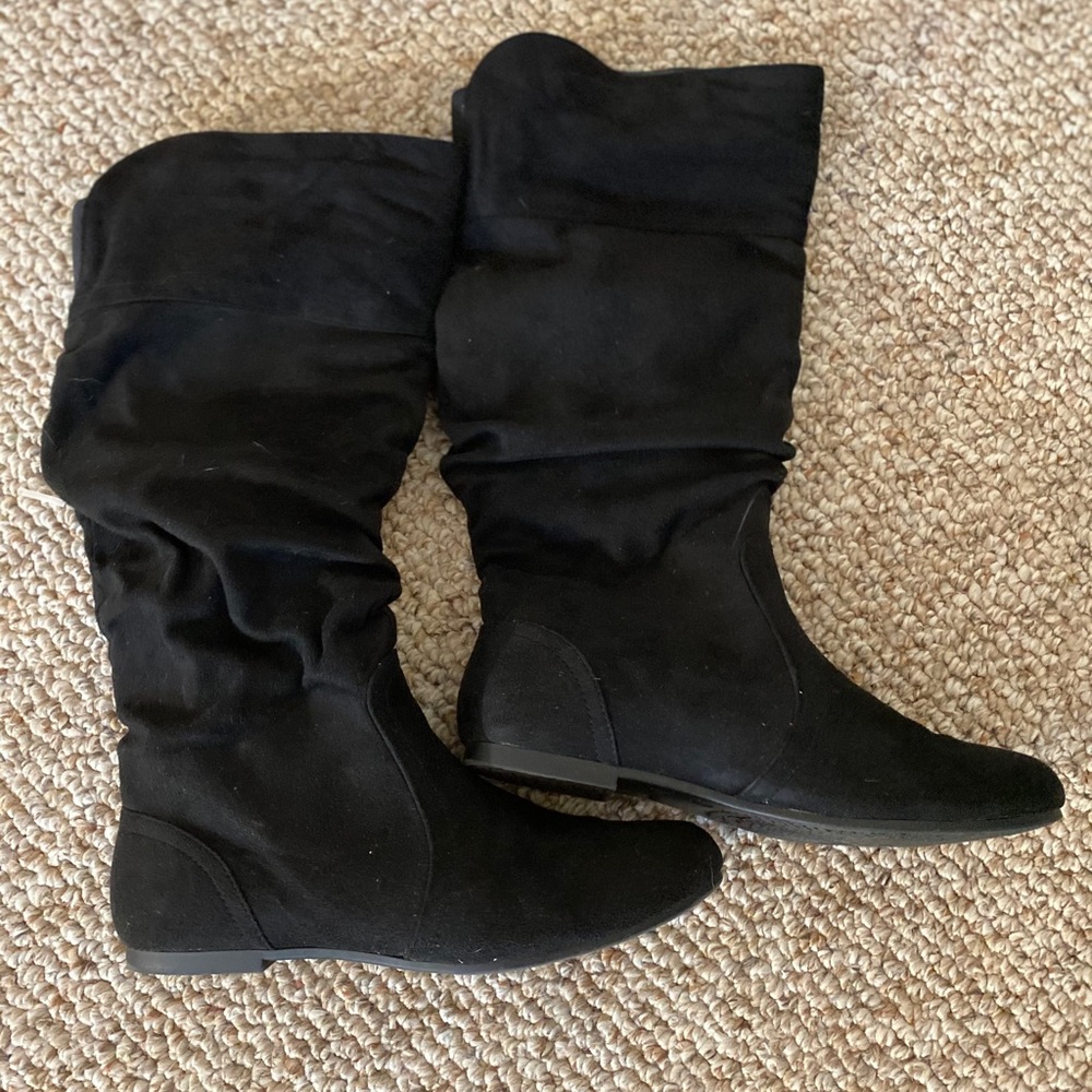 Velvet black boots